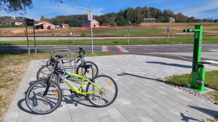 Nasloni za kolesa in servisna popravljalnica.